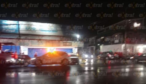 Motociclista causa daños a un auto en Cuautla