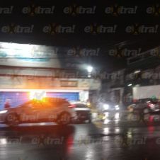 Motociclista causa daños a un auto en Cuautla