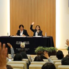 Rectora Viridiana León Hernández