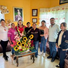 Diputada local Tania Valentina apoya a primaria con donativo de moto