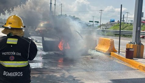Auto incendiado en caseta Tepetzingo-Aeropuerto Xochitepec