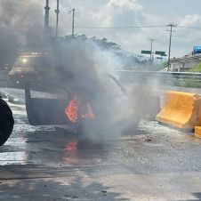 Auto incendiado en caseta Tepetzingo-Aeropuerto Xochitepec