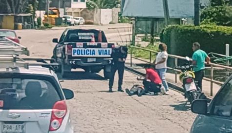 Motociclista accidentado tras caer en bache en Zacatepec