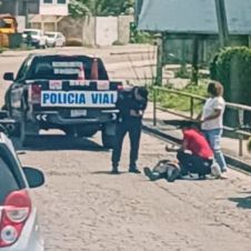Motociclista accidentado tras caer en bache en Zacatepec