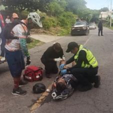 Le fallan los frenos y cae de bicicleta en Tla
