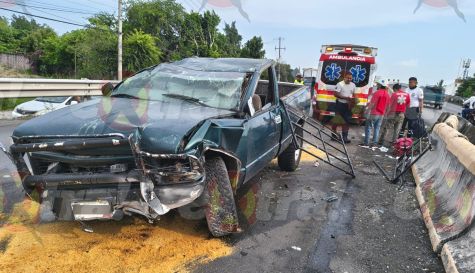 Accidente vial en Cuautla: Vuelca camioneta en "puente chueco" hoy