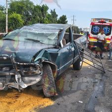Accidente vial en Cuautla: Vuelca camioneta en "puente chueco" hoy