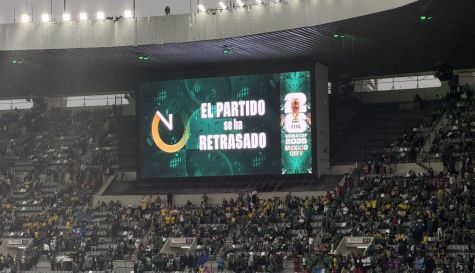 Una pantalla en el Estadio Ciudad de México muestra el aviso del retraso