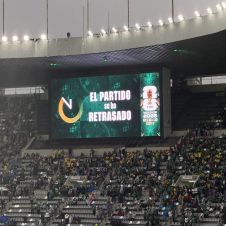 Una pantalla en el Estadio Ciudad de México muestra el aviso del retraso