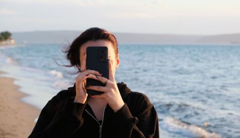 Adiós a la brecha digital: Cómo el diseño de interfaces móviles democratizó el uso del celular en todas las edades