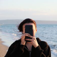 Adiós a la brecha digital: Cómo el diseño de interfaces móviles democratizó el uso del celular en todas las edades