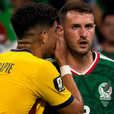 Expulsan a Hincapié por taparse la boca ante Santi Giménez