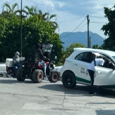 Choca repartidor de tortillas contra taxi en Puente de Ixtla