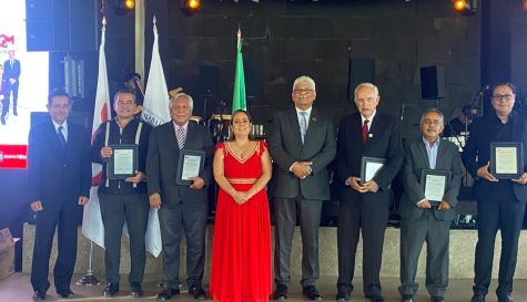 Ingenieros posaron para la foto con la presidenta del Colegio, María Cristina Cruz