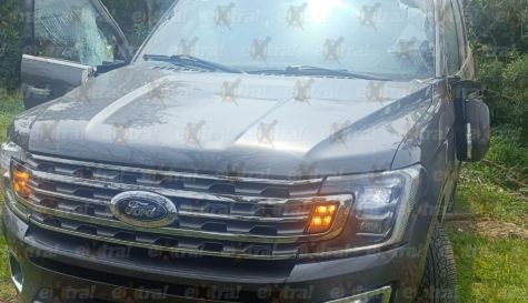 Camioneta termina accidentada en la carretera local que conduce a la comunidad de Achichipico