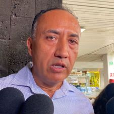 El director general del IEBEM, Raúl Aguirre Espitia