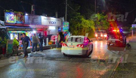Policías resguardan la zona donde una mujer fue atacada a balazos en la colonia El Sifón, en Cuautla.