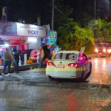 Policías resguardan la zona donde una mujer fue atacada a balazos en la colonia El Sifón, en Cuautla.