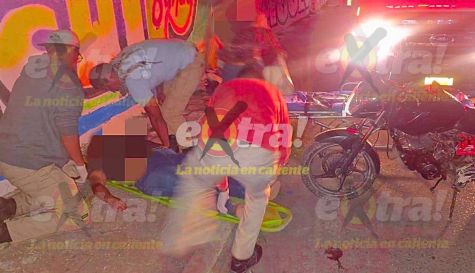 Ambulancia y elementos de seguridad en la avenida principal de Panchimalco.
