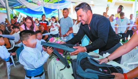 Roberto “Chalo” Flores durante una de las ceremonias de graduación en Xochitepec.