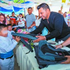 Roberto “Chalo” Flores durante una de las ceremonias de graduación en Xochitepec.