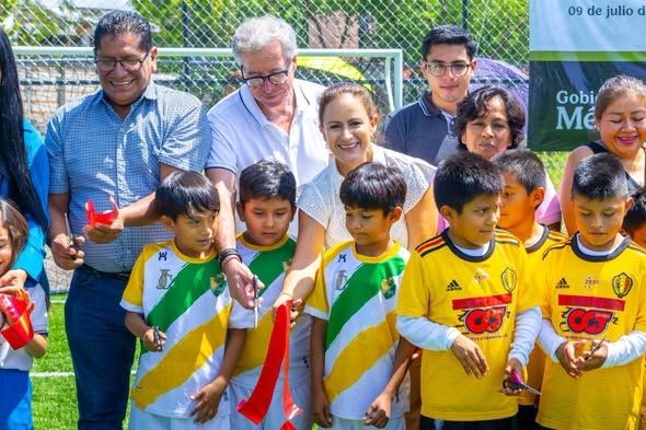 Claudia Mazari Torres durante la entrega de la nueva cancha de Fútbol 5 en San José Vista Hermosa.