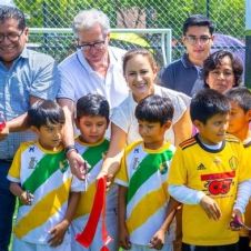 Claudia Mazari Torres durante la entrega de la nueva cancha de Fútbol 5 en San José Vista Hermosa.