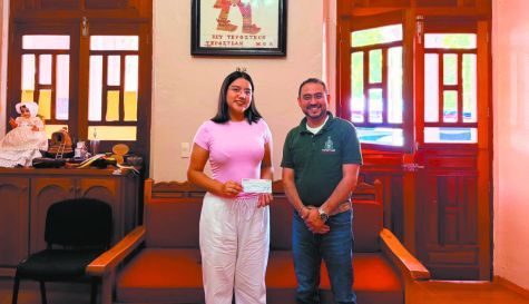Marian Díaz Rojas durante la entrega del apoyo económico en Tepoztlán.