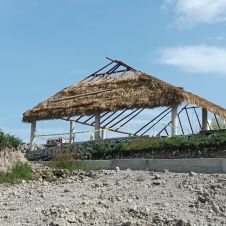 Albañil muere tras caer de una palapa