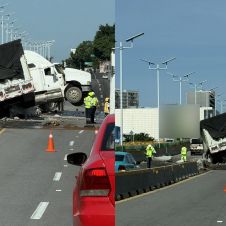Tráiler choca contra muro en el Paso Express de Cuernavaca hoy