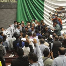 Violenta protesta de sindicalizados en el Congreso de Morelos