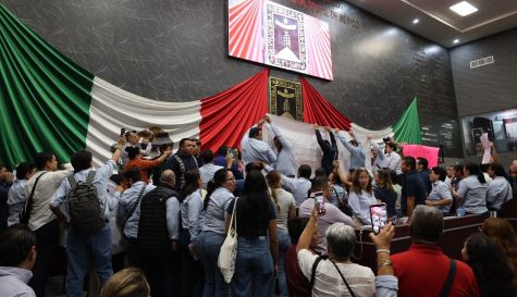 Revientan sesión en el Congreso