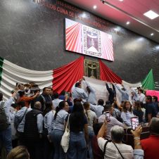 Revientan sesión en el Congreso