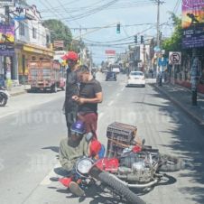 Motociclista impactado por un auto Motociclista impactado por un auto
