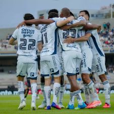 Pachuca golea 3-0 a Pumas