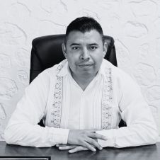 Dos sujetos armados atacaron al presidente municipal Valentín Lavín Romero dentro de oficinas del Ayuntamiento y escaparon en motocicleta.
