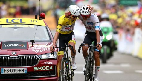Pie de foto: Isaac del Toro y Tadej Pogačar se abrazan tras cruzar la meta de la etapa reina en los Alpes, asegurando el podio final y el maillot de mejor joven para el mexicano.