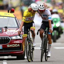 Pie de foto: Isaac del Toro y Tadej Pogačar se abrazan tras cruzar la meta de la etapa reina en los Alpes, asegurando el podio final y el maillot de mejor joven para el mexicano.