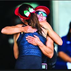 Melissa Márquez y Aylin Ibarra festejan en la pista de remo tras conseguir el primer metal dorado para México en los XXIV Juegos Centroamericanos y del Caribe.