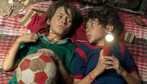 Aldo Emiliano Navarro y el elenco infantil en una escena de 'No tengo miedo', la producción limitada que triunfa en el catálogo de Netflix.