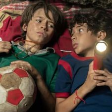 Aldo Emiliano Navarro y el elenco infantil en una escena de 'No tengo miedo', la producción limitada que triunfa en el catálogo de Netflix.