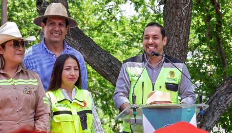El alcalde Israel Piña Labra, junto a vecinos y autoridades municipales, da el banderazo de arranque a los trabajos de urbanización e infraestructura en el Barrio Seis.