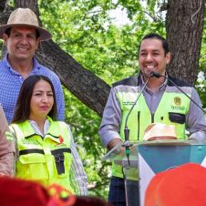 El alcalde Israel Piña Labra, junto a vecinos y autoridades municipales, da el banderazo de arranque a los trabajos de urbanización e infraestructura en el Barrio Seis. El alcalde Israel Piña Labra, junto a vecinos y autoridades municipales, da el banderazo de arranque a los trabajos de urbanización e infraestructura en el Barrio Seis.