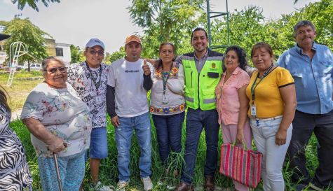 El presidente municipal Israel Piña Labra encabeza el arranque de los trabajos de construcción del multideportivo en el Barrio Ocho junto a vecinos de la comunidad.