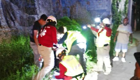 Elementos preventivos y cuerpos de rescate voluntario acudieron al sitio tras el reporte de vecinos sobre una persona herida en la vía pública.