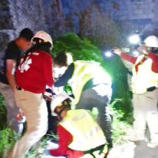 Elementos preventivos y cuerpos de rescate voluntario acudieron al sitio tras el reporte de vecinos sobre una persona herida en la vía pública. Elementos preventivos y cuerpos de rescate voluntario acudieron al sitio tras el reporte de vecinos sobre una persona herida en la vía pública.