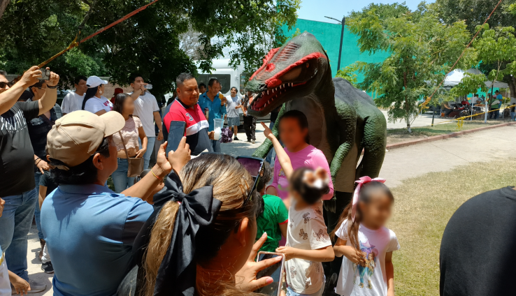 Espectáculo interactivo "Verano Dino" organizado por el DIF Municipal y la alcaldesa, Rosbelia Benítez Bello Espectáculo interactivo "Verano Dino" organizado por el DIF Municipal y la alcaldesa, Rosbelia Benítez Bello
