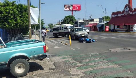 Tránsito en Cuautla: choque de camioneta y moto deja saldo blanco