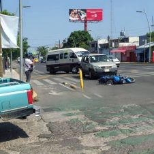Tránsito en Cuautla: choque de camioneta y moto deja saldo blanco