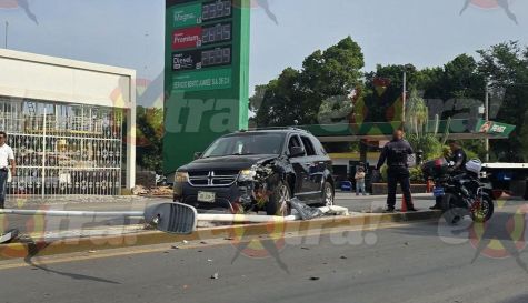 Accidente en Zacatepec: Camioneta se impacta en camellón